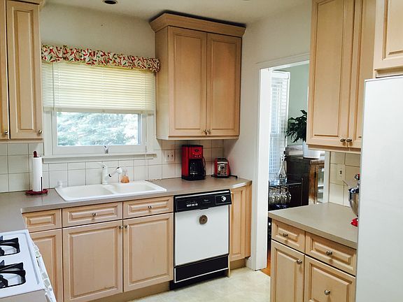 Kitchen w/generous storage
