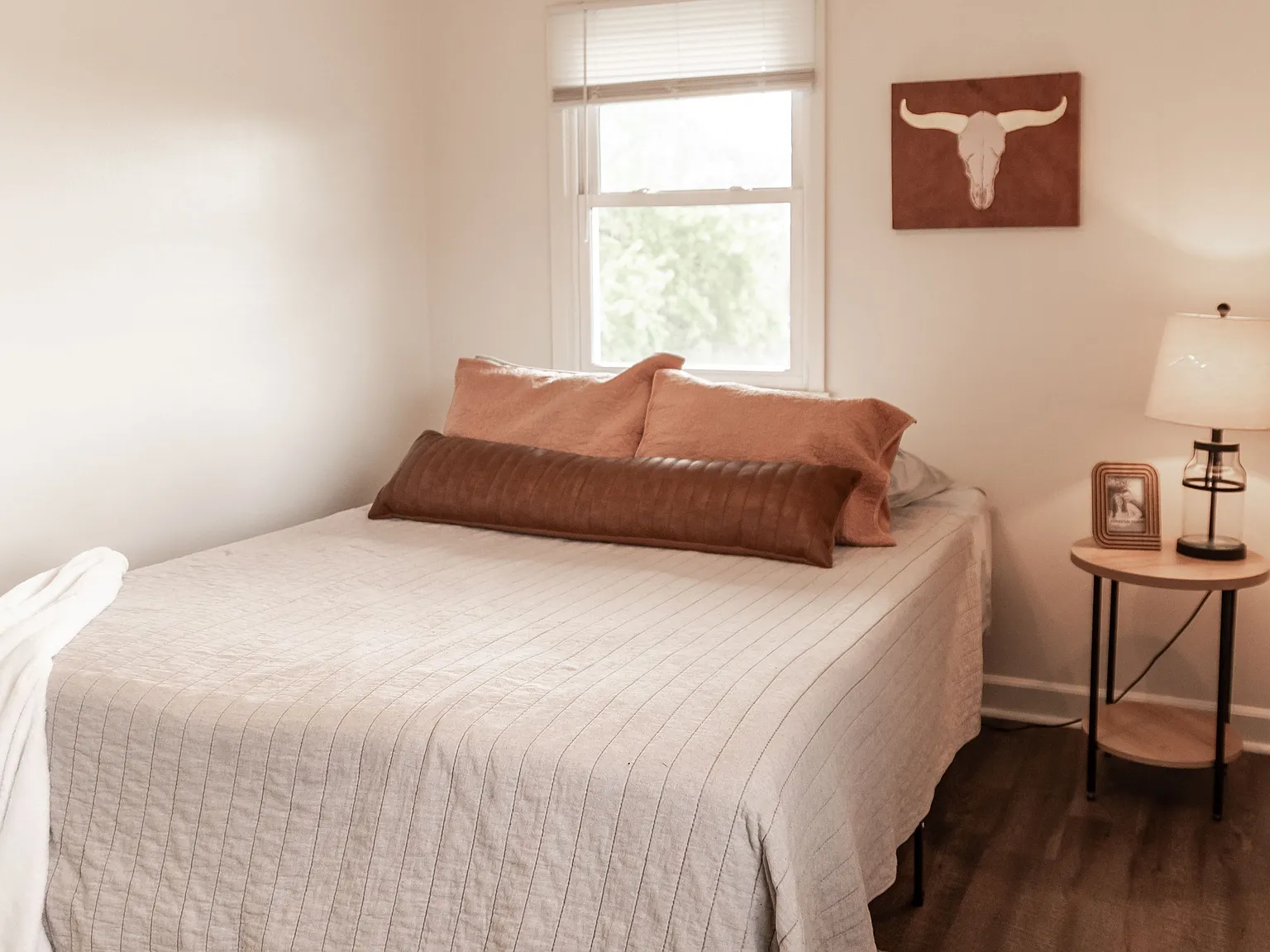 2 bed, 1.0 bath, 700 sqft, $800 — Photo 2