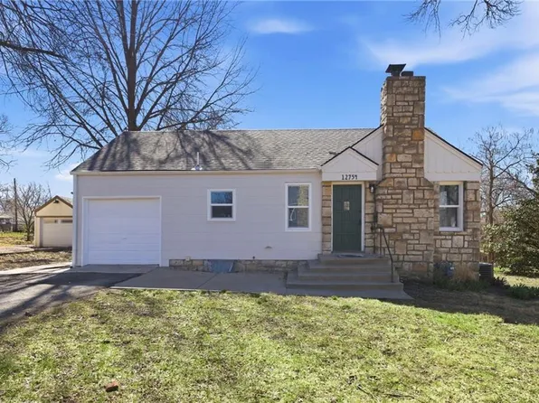 12754 Circle Dr, Shawnee, KS 66216