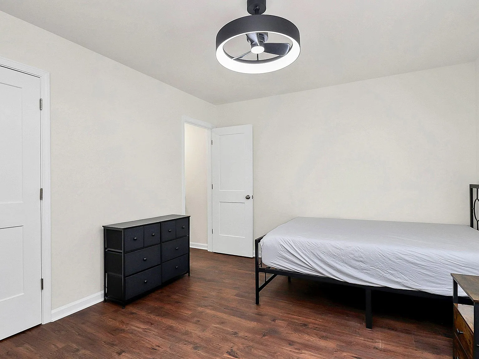 4 bed, 5.0 bath, 1900 sqft, $1,481 — Photo 2