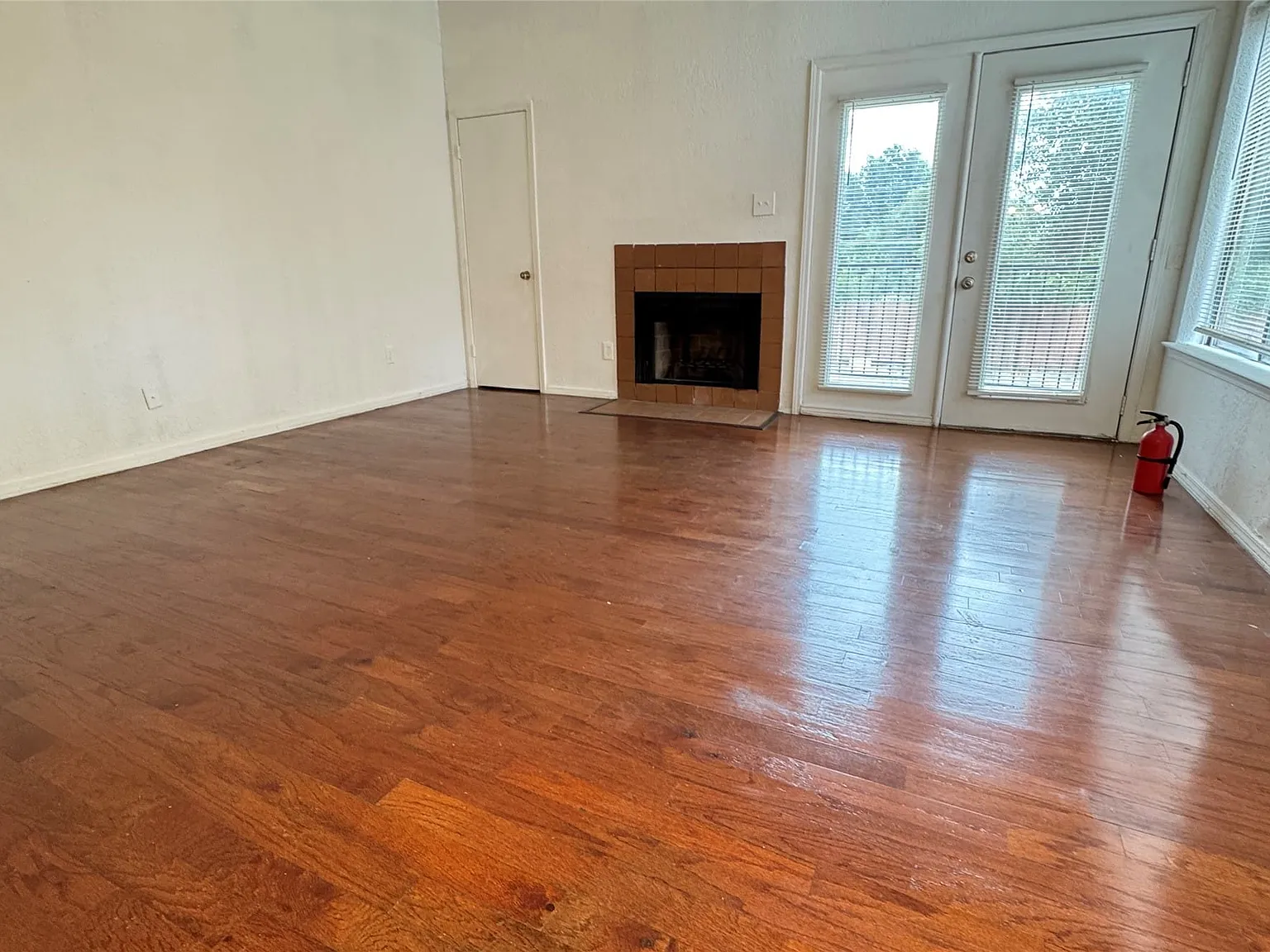 1 bed, 1.0 bath, 683 sqft, $1,099 — Photo 2