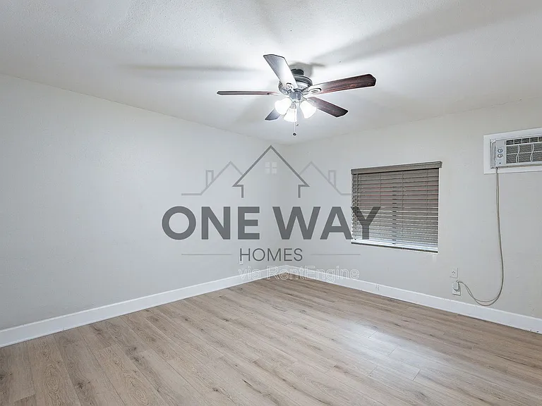 745 E Pierce St — Photo 24