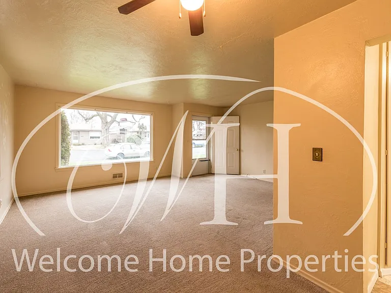 1052 Modoc St — Photo 3