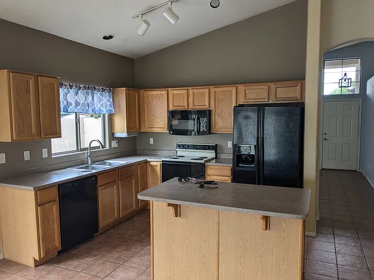 610 S Voyager Dr — Photo 6
