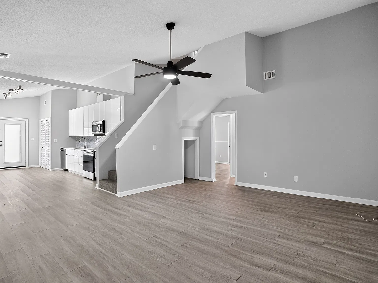 501 Thornloe Ln — Photo 3