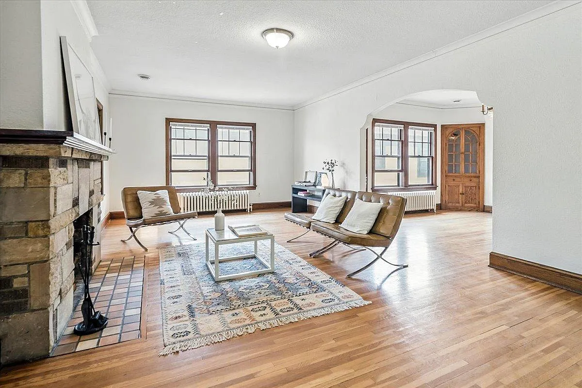 3 bed, 1.5 bath, 1900 sqft, $2,395 — Photo 3