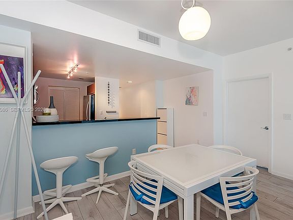 4th image of 253 NE 2nd St APT 907