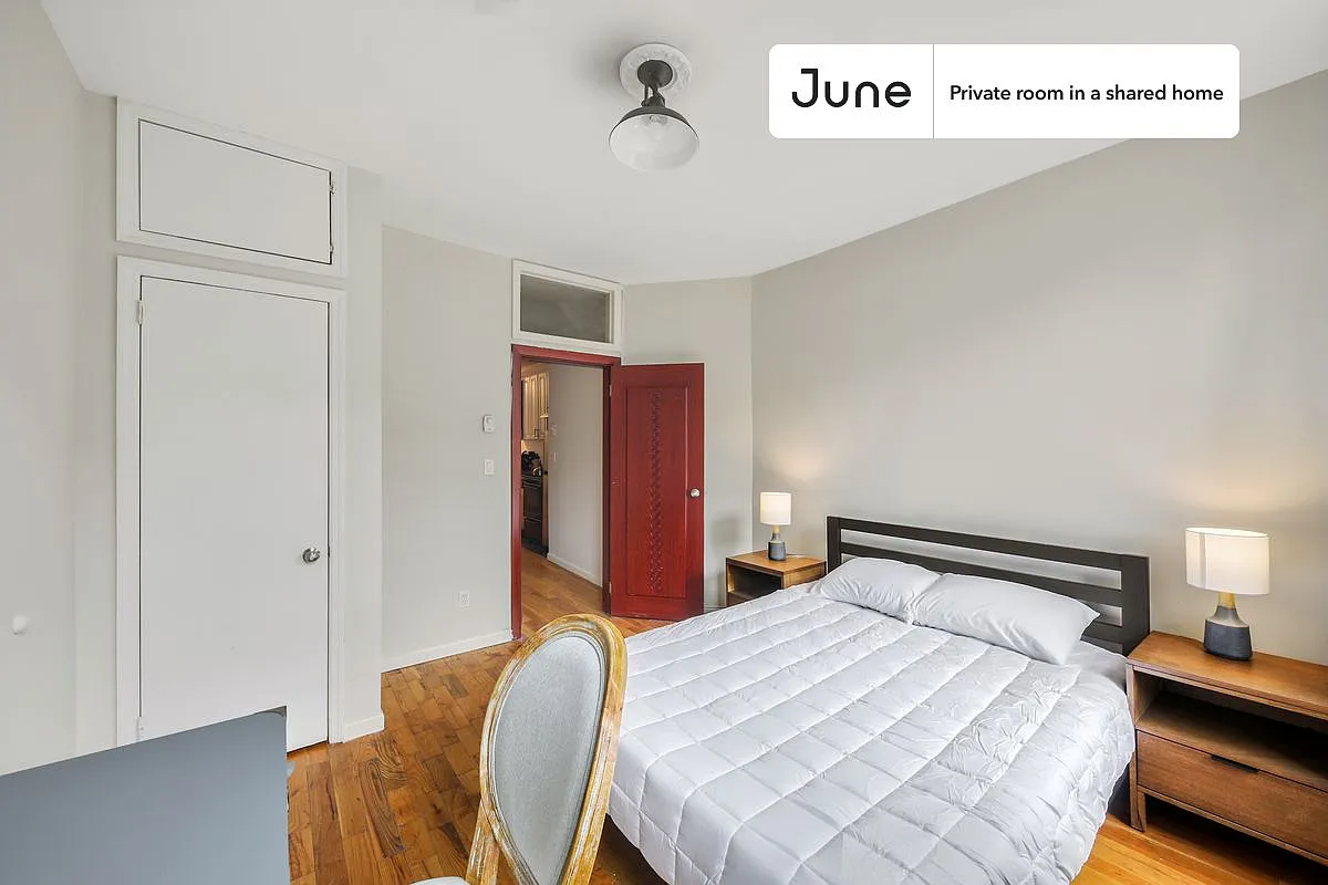 Queen bedroom in 3 bed/1 bath home in Upper West Side #790 A — Photo 3