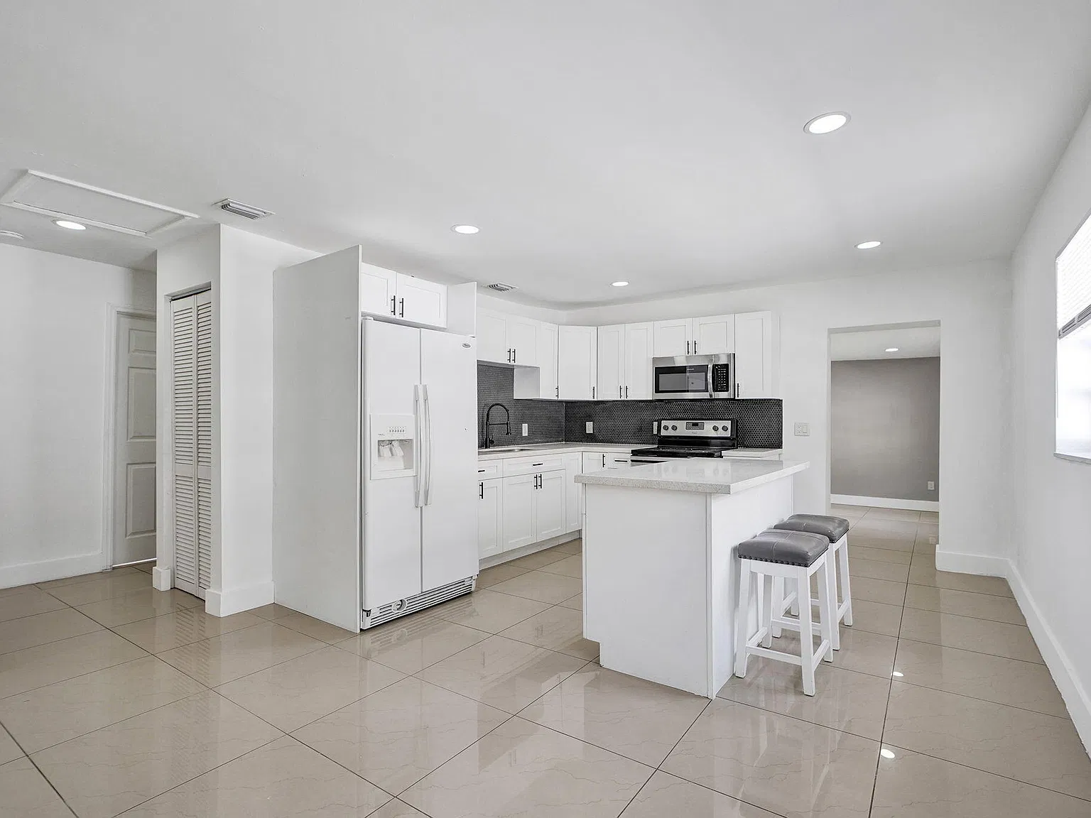4 bed, 3.0 bath, 1659 sqft, $3,295 — Photo 4