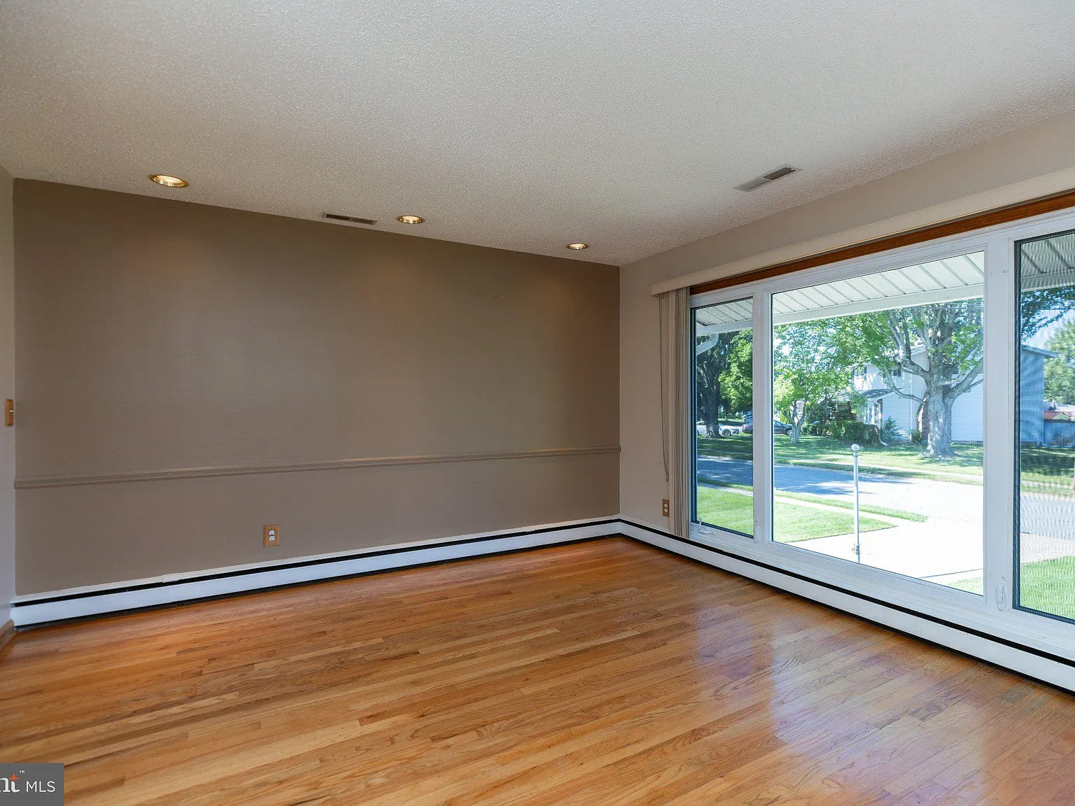 4 bed, 2.0 bath, 2917 sqft, $2,600 — Photo 4