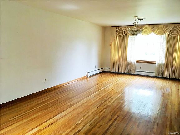 3rd image of 612 Evergreen Dr