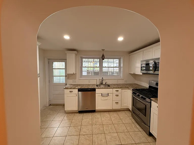 1934 S Alder St — Photo 3