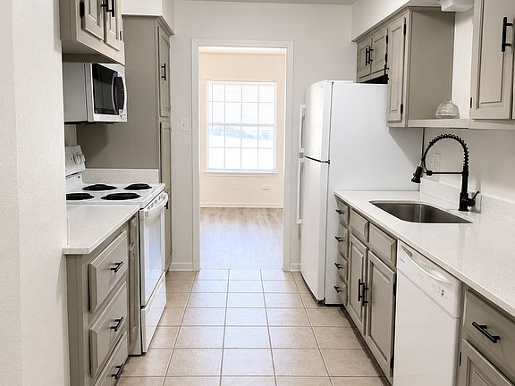 3rd image of 1406 Blackwell Dr #1406