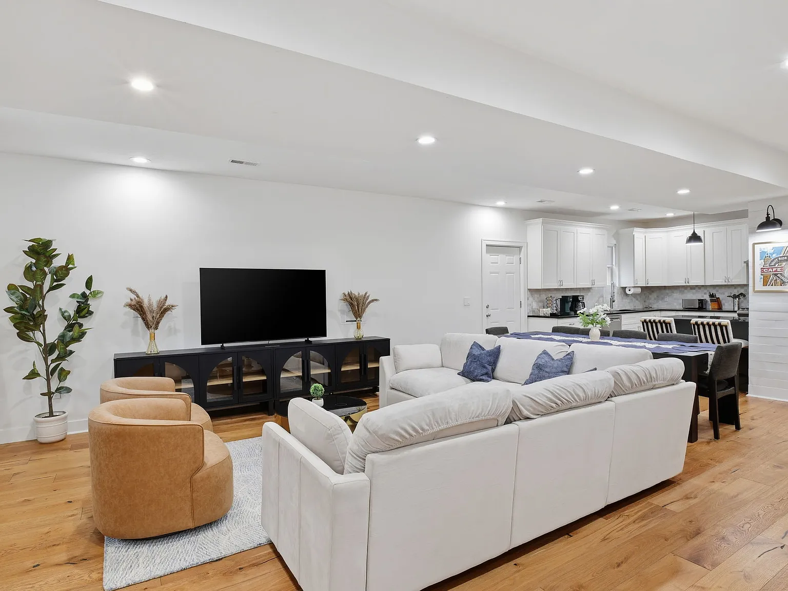 4 bed, 3.5 bath, 2837 sqft, $5,750 — Photo 4