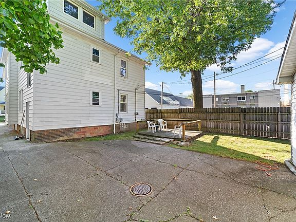 3rd image of 1680 Victoria Ave