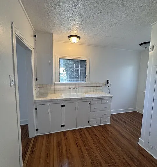 1650 S Rimpau Blvd — Photo 4