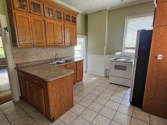 12th image of 156 Claude Ln