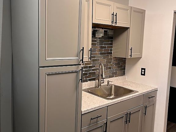 4th image of 2422-2428 Hancock Ave #2426
