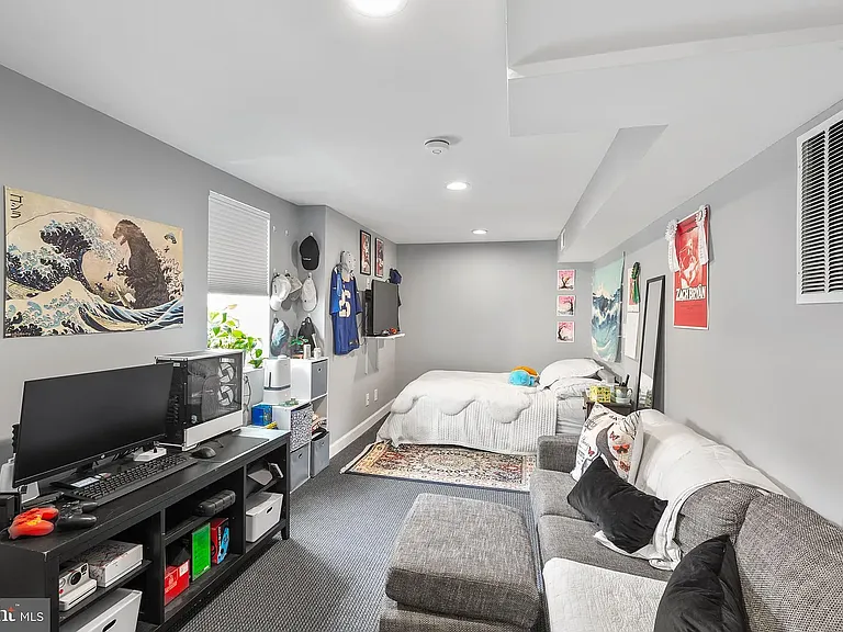 1321 Rowe St #B — Photo 9