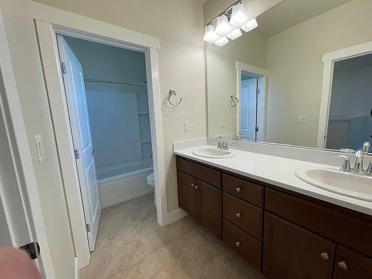 2292 Mozart Ave — Photo 5
