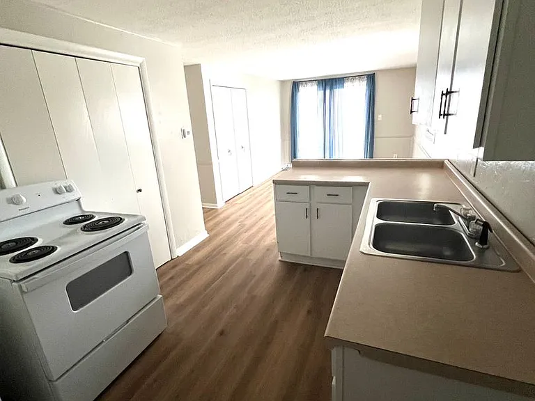 2408 N Hollywood Ave — Photo 1