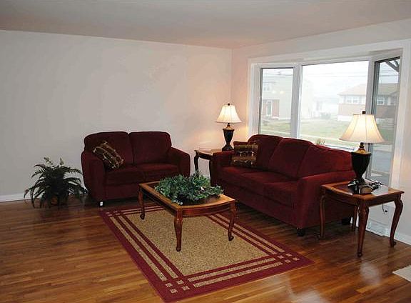 2nd image of 726 W 11th St
