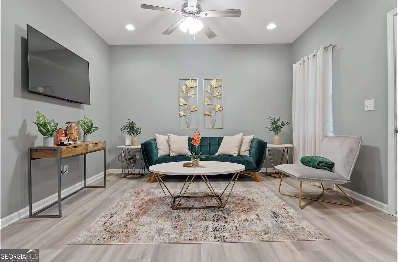 3 bed, 2.0 bath, 1212 sqft, $2,650 — Photo 2