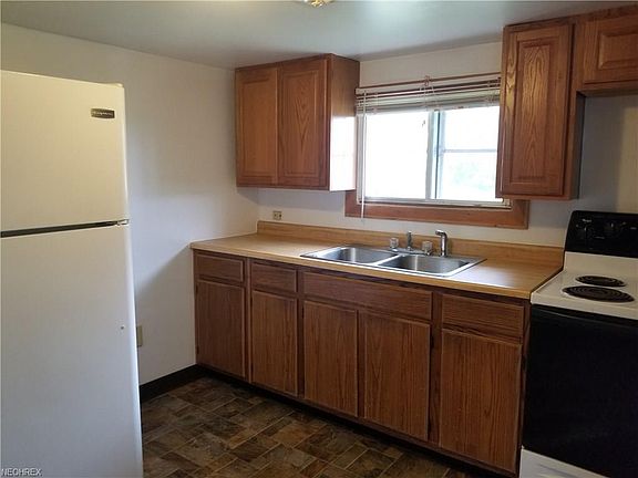 3rd image of 1303 Poplar St
