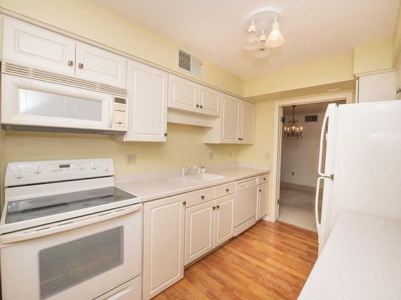 5th image of 3916 N Oakland Ave Unit 121