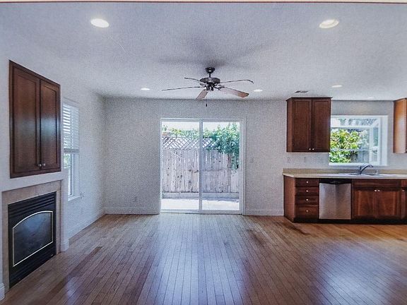 2nd image of 975 La Costa Ct