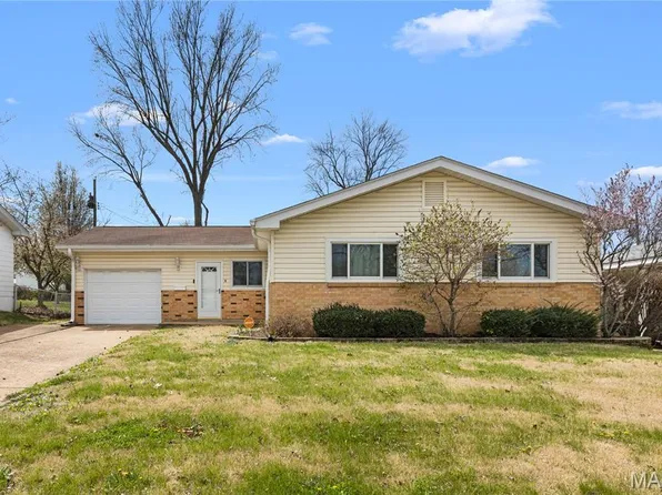 704 Village Square Dr, Hazelwood, MO 63042