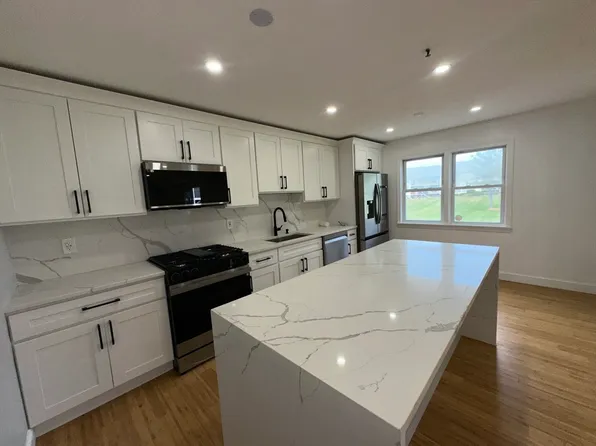 94 Tennis Plaza Rd Unit 17, Dracut, MA 01826