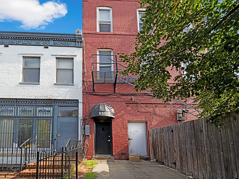 650 D St SE #1 — Photo 14