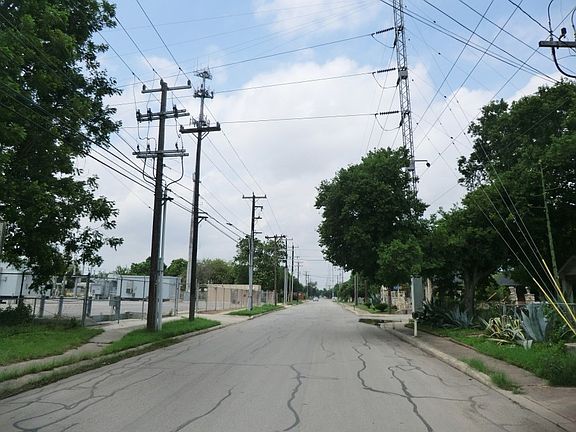 5th image of 1123 Merida St
