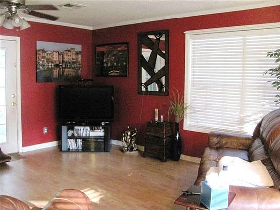 3rd image of 119 Pinewood Dr