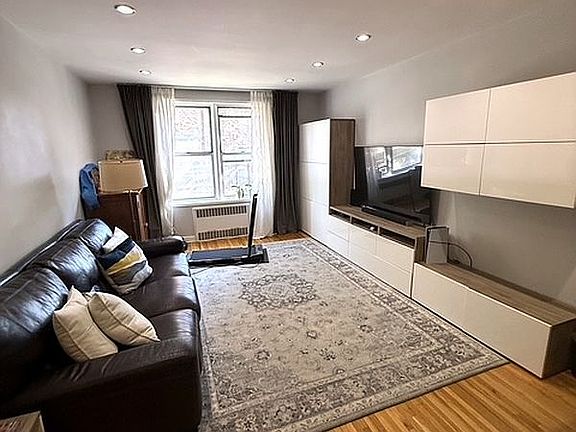 4th image of 2553 E 7th St APT 1D