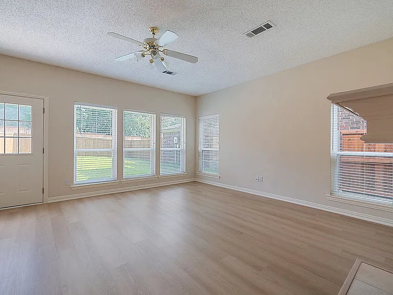 842 Cheshire Dr — Photo 3