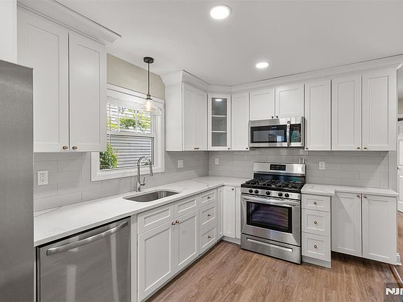 4th image of 125 N 1st St
