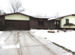 8828 Sandy Crest Ct, White Lake, MI