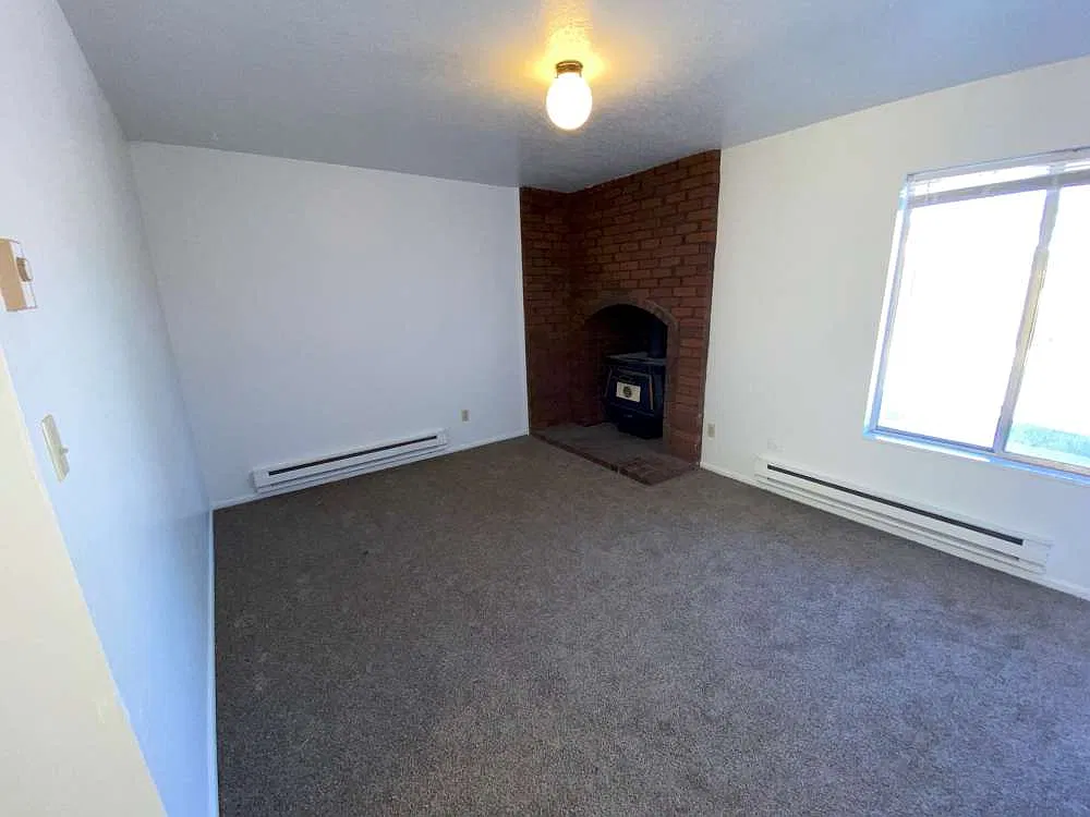2 bed, 1.5 bath, 825 sqft, $1,050 — Photo 2