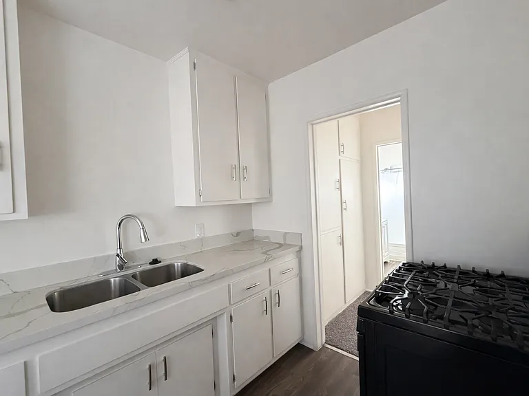 111-115 E Beach Ave — Photo 11