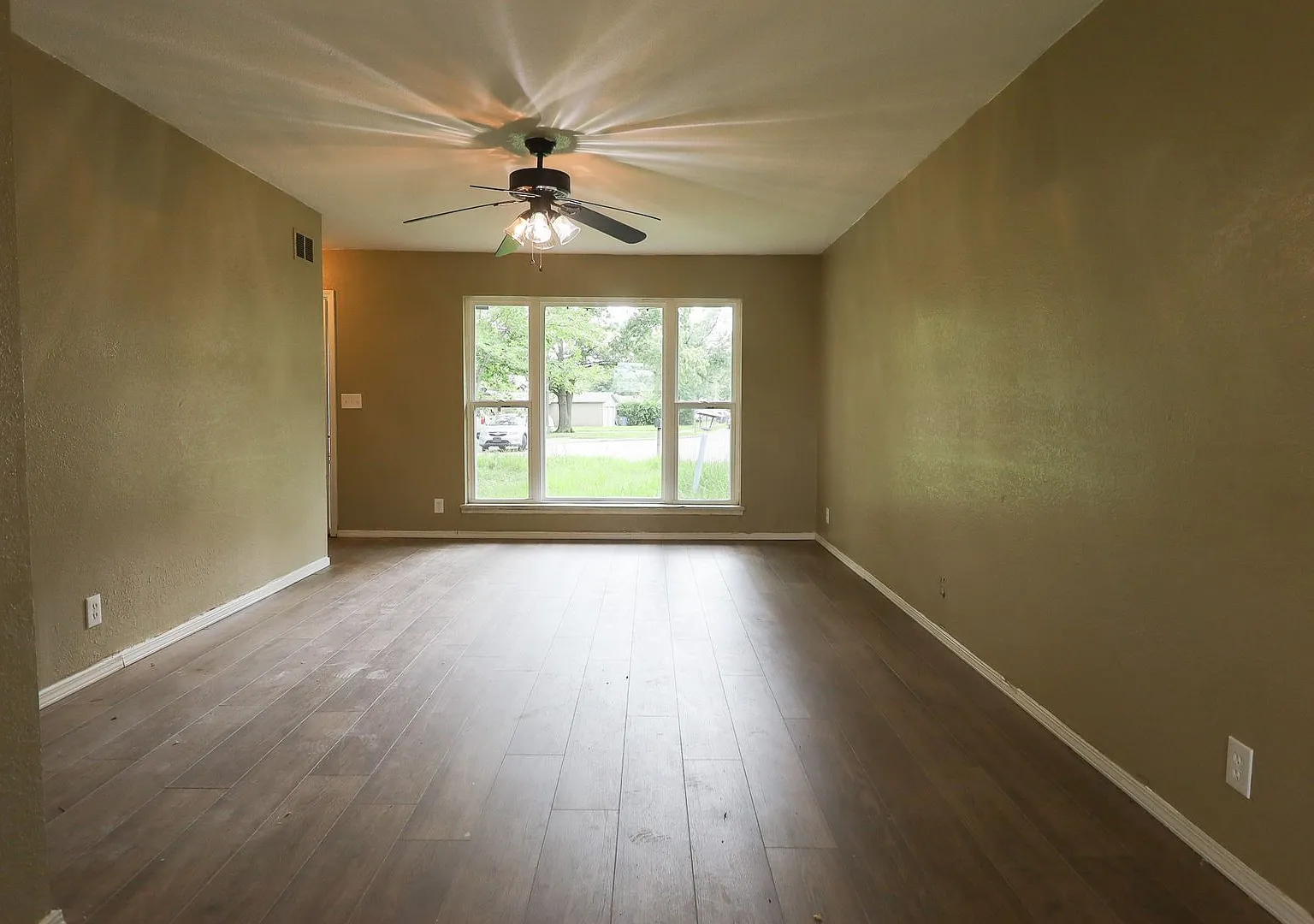 Midtown 3 Bedroom Gem! Available Mid/Late August — Photo 4