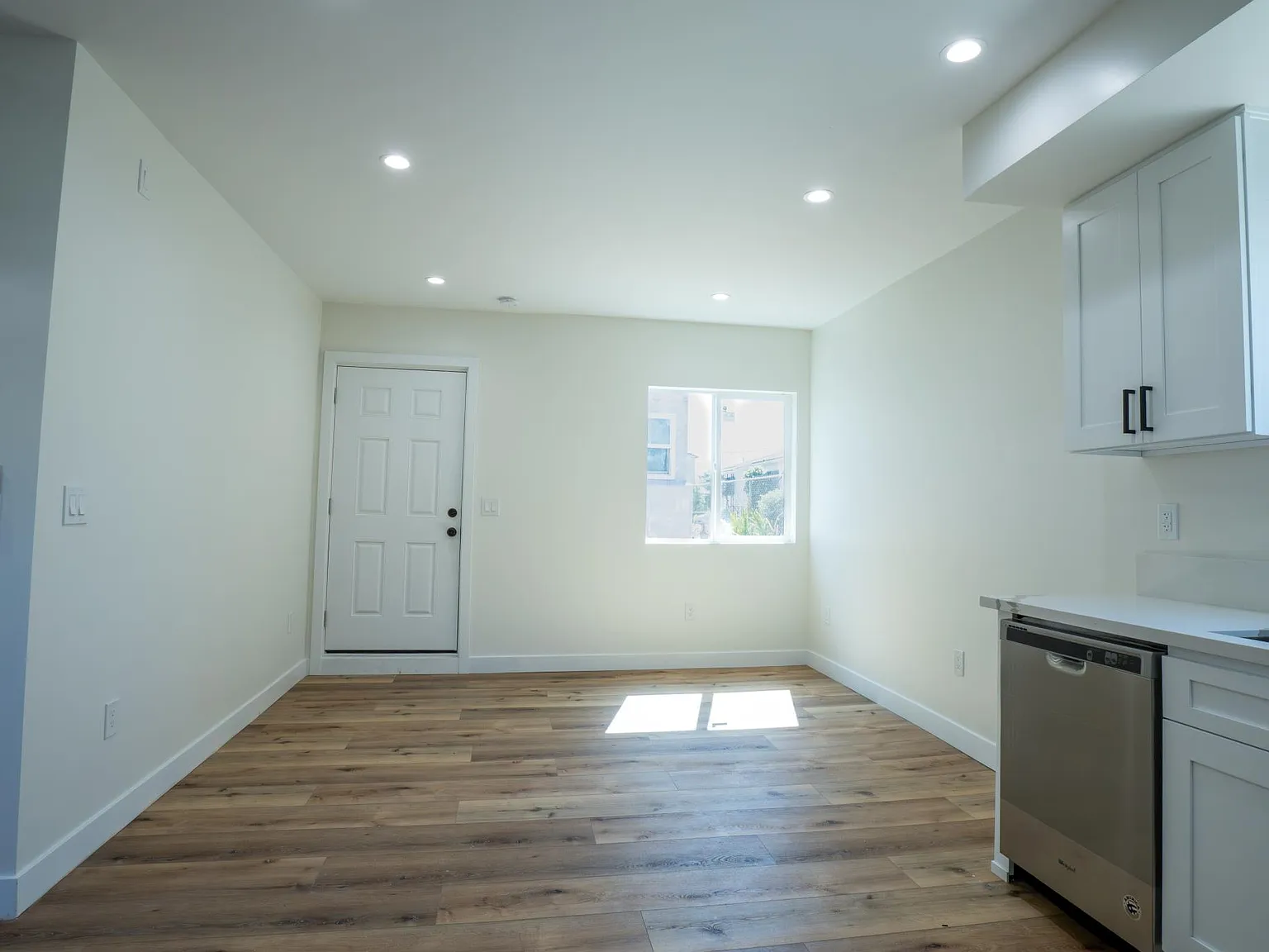 3 bed, 800 sqft, $2,995 — Photo 4