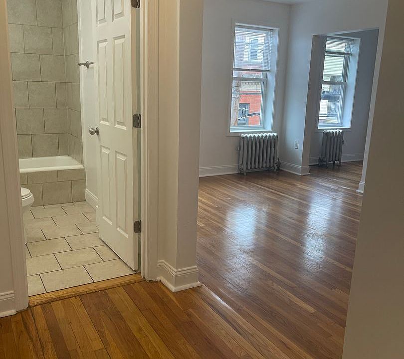 1st image of 10 Yeamans St #11009132