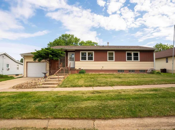 1203 L Ave, Grundy Center, IA 50638