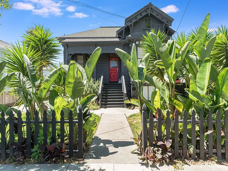 2108 San Antonio Ave #6 - Studio | 1 Bath | Upper Unit | In Home Washer And Dryer — Photo 1