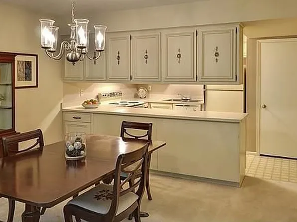 5234 Woodbridge Ln S #5234, Greenfield, WI 53221