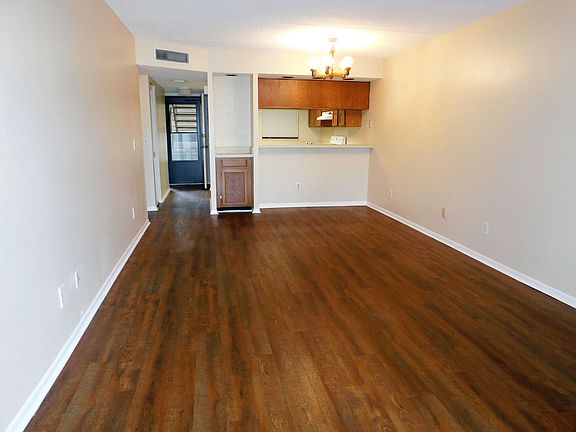 5th image of 215 Woodlake Wynde