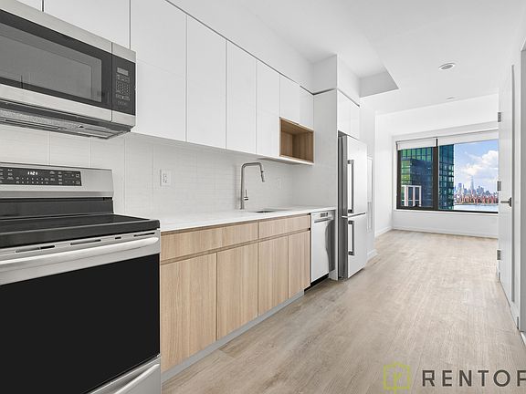 5th image of 87 Commercial St #1828S