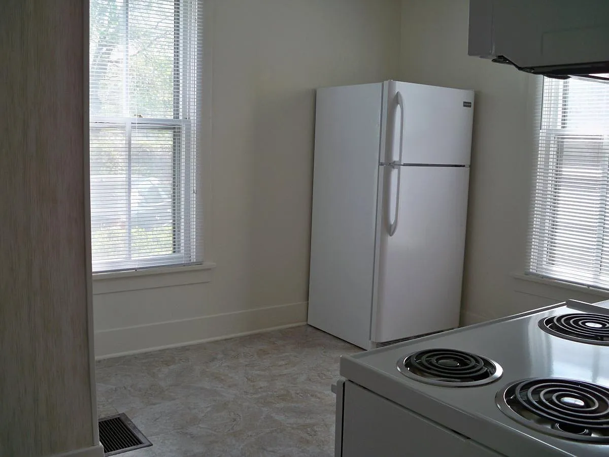1 bed, 1.5 bath, 1200 sqft, $895 — Photo 3